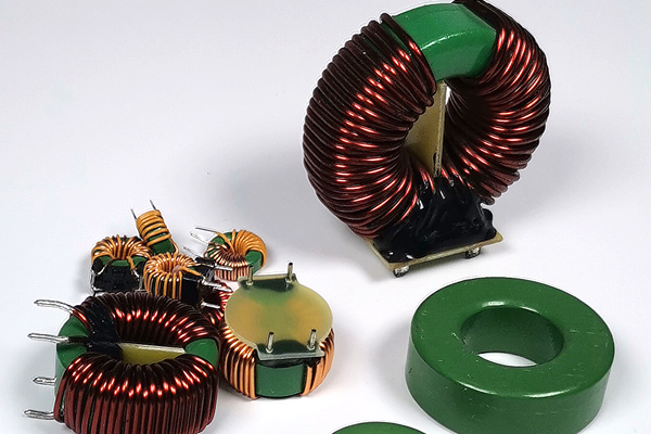Magneettisten ydinmateriaalien vaikutus rengasmuuntajien suorituskykyyn